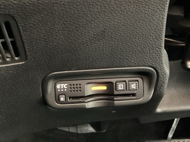 ハンドルの左下にETCがついています。高速道路の料金所の通過も楽々です！。　カードの取り出しもしやすい場所についています。