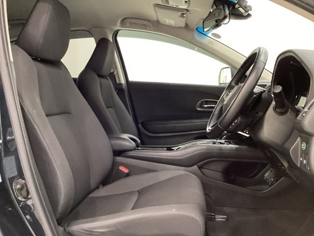 広い足元にゆったり座れるシートには肘掛けも装備しており長距離の運転でも疲れにくくなってます。