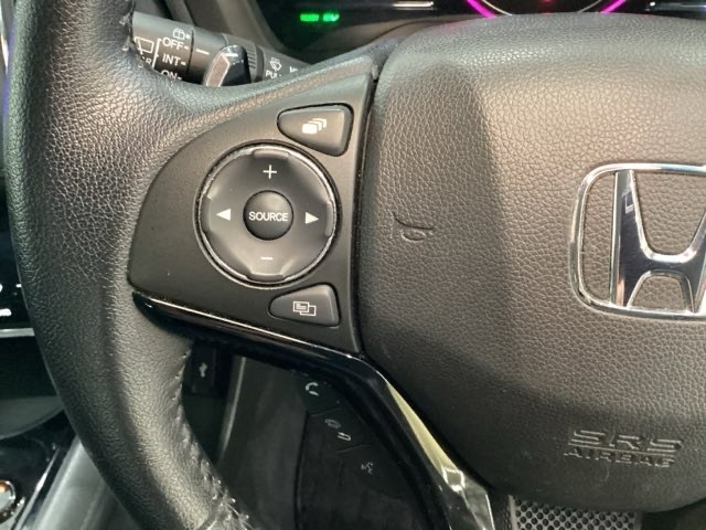 ステアリングスイッチがついていますので、オーディオのチャンネル変更、ボリューム、ジャンル変更が操作可能です。ハンドルから手を離さず安全に操作できます。