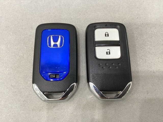 スマートキーを装備しています。鍵を差し込むことなくドアロックの開け閉めと、スタートボタン操作でのエンジンスタートができます。スペアキーも同じものを用意しております。