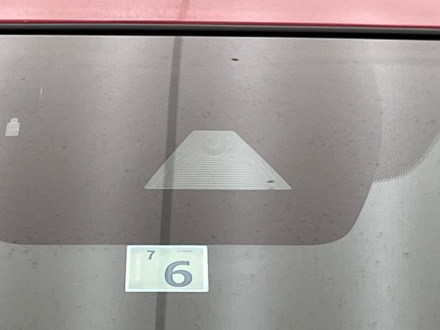 【スマートシティブレーキサポート】低速走行中に前方の車両等を認識し、衝突しそうな時は警報とブレーキで衝突回避と被害軽減をアシスト。より安全にドライブをお楽しみいただけます。