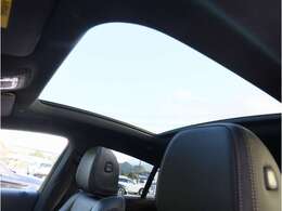 後席まで広がる解放感！前後ロールスクリーン式のパノラミックスライディングルーフ。