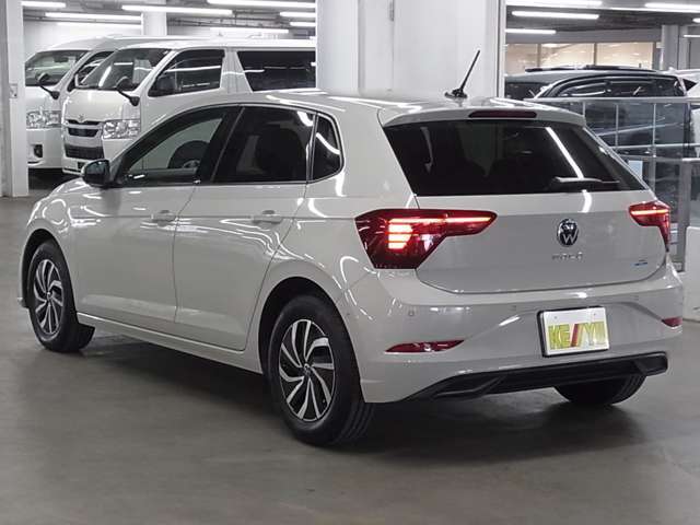 雨が降ってもゆったりと車選びができる全天候型立体展示場！エスカレーター完備！