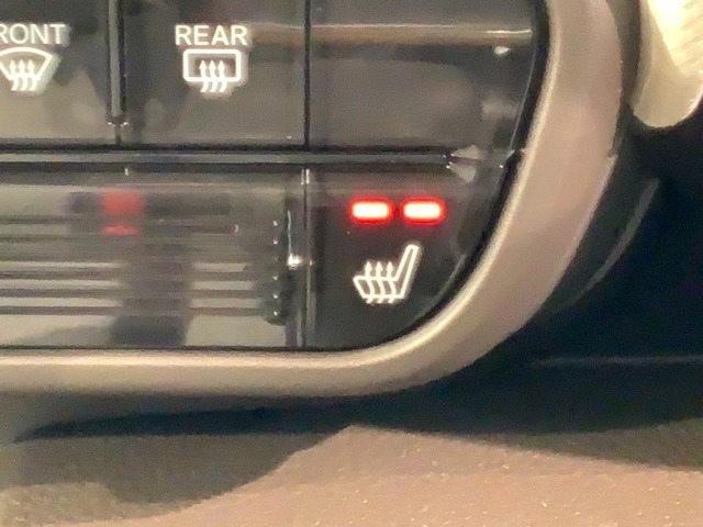 運転席にはシートヒーターが付いています！寒い日に便利な装備ですね。