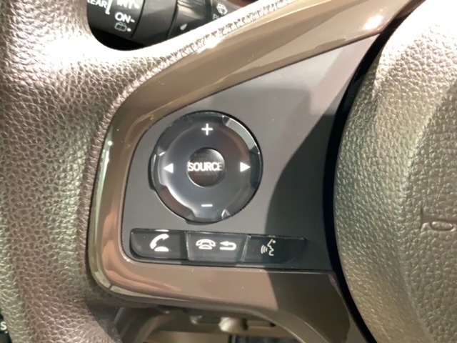 ステアリングにオーディオ操作スイッチが付いています。オーディオ画面に直接タッチしなくても操作が出来ますので、運転に集中できます。