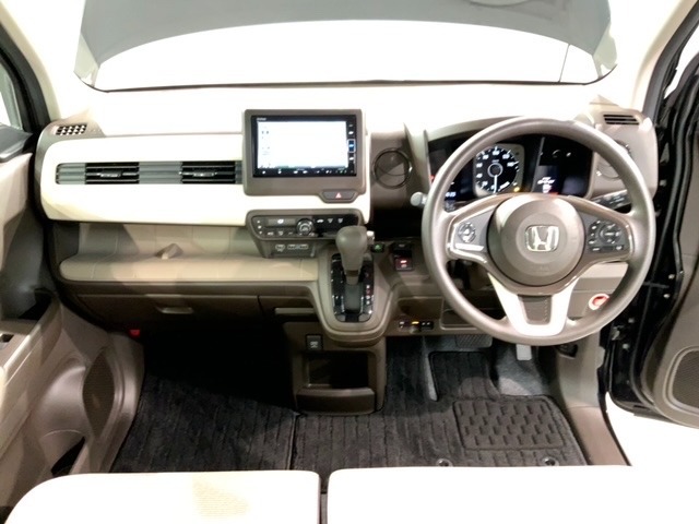 使いやすいレイアウトのダッシュボード周辺です。オートエアコンや小物入れなど嬉しい装備が満載です。