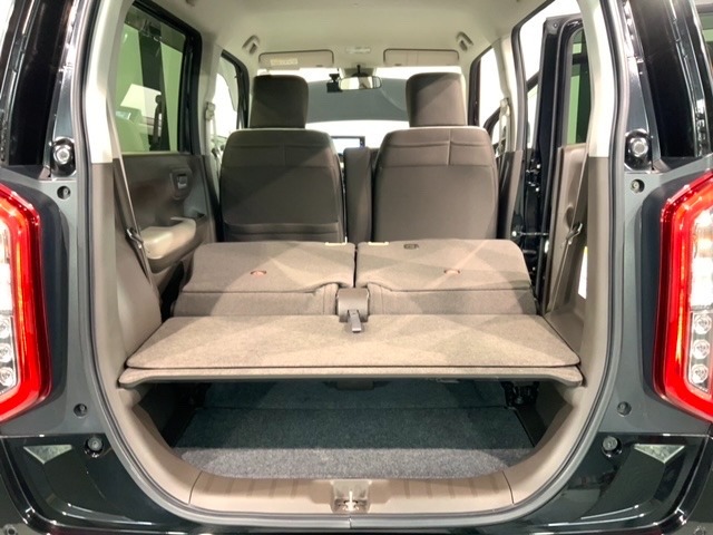 リアシートを倒すと、ラゲッジスペースを広くお使いいただけます！