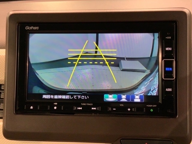 リバースギアに入れるだけで後方の表示へ切り替わります。夜間や雨の日の駐車も楽になりますよ。