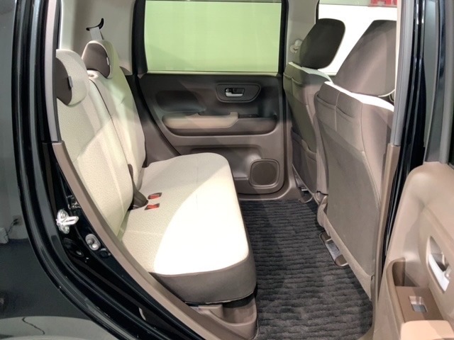 後席も余裕の広さ！ゆったりくつろげます！！