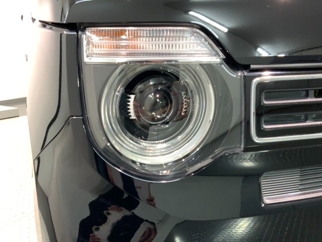 LEDヘッドライトは、点灯の瞬間から最大光量を発揮し、突然暗くなるトンネルなどでの安定感を高めます。