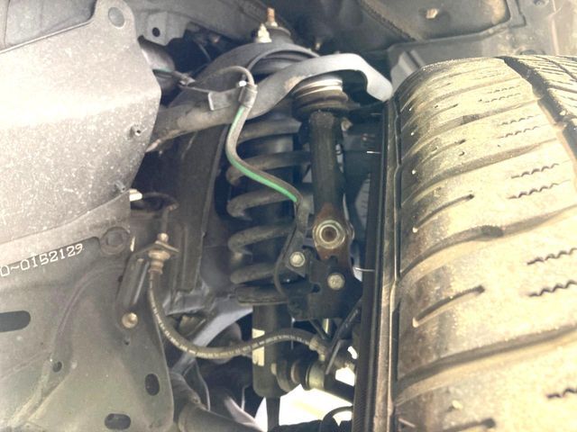 お車を安心してお乗りいただく為には、足回りの定期点検が欠かせません。サービスサポート（有償保証）では無料点検もご提供しており、安心のカーライフをお過ごしいただけるサポート体制が整っています。