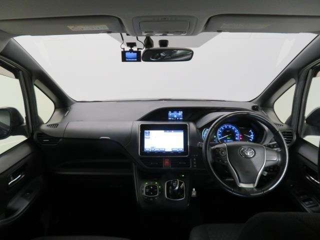 シンプルながら機能性あふれる運転席廻りです。視界性もよく、運転しやすいですよ。