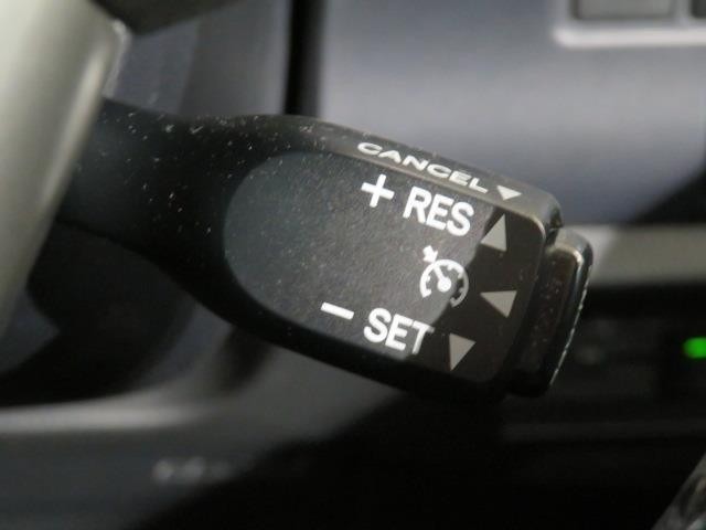 高速道路での長距離走行が楽になります。自動で速度を保つクルーズコントロールが、衝突軽減システムと連動し、前方の車両を検知して車間距離を保つように速度調整をしてくれます。