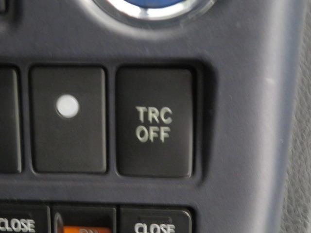 トラクションコントロールとは、すべりやすい路面での発進時や加速時にタイヤの空転を抑え、駆動力確保に貢献する機能です。詳細は販売店スタッフまでおたずねください。
