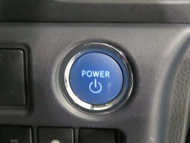 エンジンスタートスイッチです。キーが車内にあれば、エンジンの始動や停止はスイッチを押すだけ！キーを取り出す手間を省き、ワンプッシュで操作できるので簡単でスムーズです。