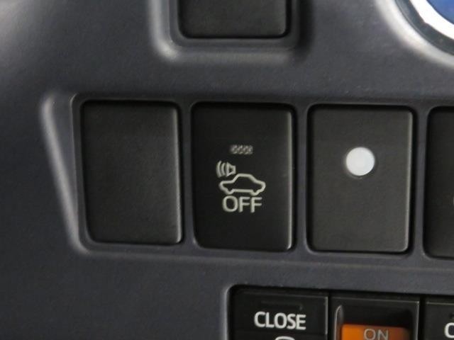ハイブリッド車や電気自動車には「車両接近通報装置」が装着されています。早朝や深夜などできるだけ音を出したくない時にはスイッチで機能のON/OFFが可能です。