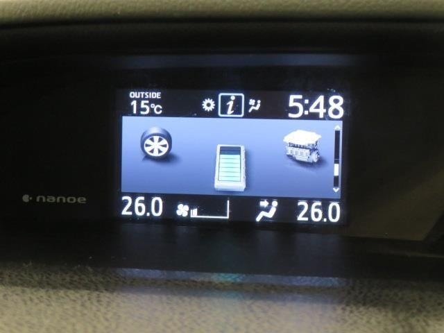 マルチインフォメーションディスプレイは、燃費に関する情報や、走行に関する各種の情報を表示します。また、スイッチ類の操作でシステムの設定などを変更することもできます。