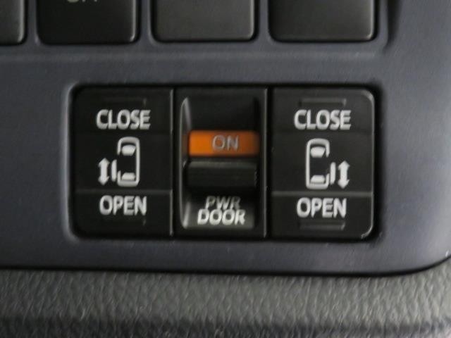 【両側電動スライドドア】です。小さいお子様やご年配の方も、簡単にドアの開閉ができます。また左右の行き来やスペースの狭い所でも安心して乗降できるので便利です。