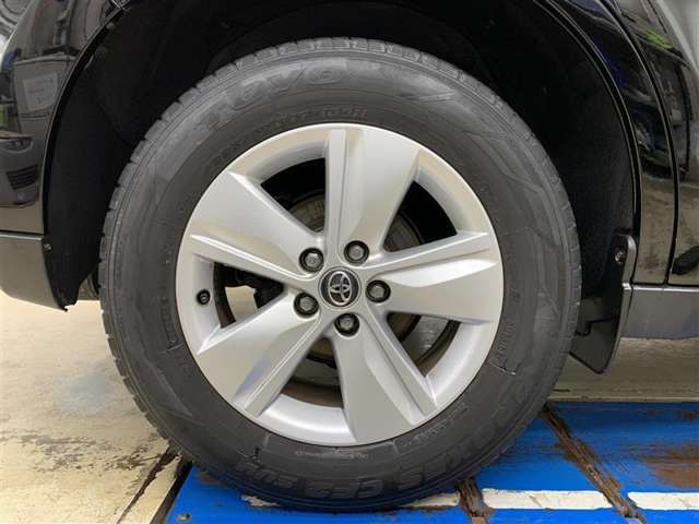 逞しさを印象付ける純正17インチアルミホイールです。