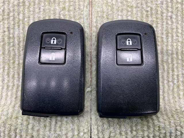 手荷物が多いときでも、スマートキーをバッグやポケットに携帯していれば、キーを取り出すことなくドアの解錠・施錠ができます