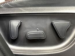 【パワーシート】スイッチ一つで簡単にシートの微調整が可能！電動だから力もいりません！快適なシートポジションにセットして、快適なドライブをお楽しみください。