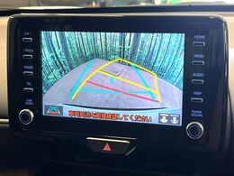 【バックカメラ】駐車時に後方がリアルタイム映像で確認できます。大型商業施設や立体駐車場での駐車時や、夜間のバック時に大活躍！運転スキルに関わらず、今や必須となった装備のひとつです！
