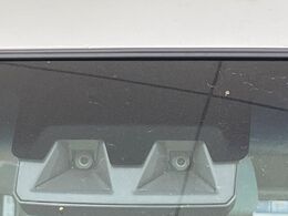 【スマートアシスト】走行中に前方の車両等を認識し、衝突しそうな時は警報とブレーキで衝突回避と被害軽減をアシスト。より安全にドライブをお楽しみいただけます。