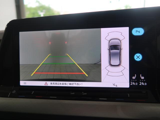 ギアをリバースに入れると車両後方の映像を映し出します。画面にはガイドラインが表示され、車庫入れや縦列駐車などの際に安全確認をサポートします。