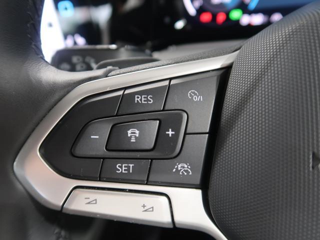 ◆クルーズコントロールにレーダーセンサーを組み合わせ、先行車を測定し設定されたスピードを上限に自動で加減速を行います。一定の車間距離を維持することで、長距離走行でのドライバーの疲労を低減させます。