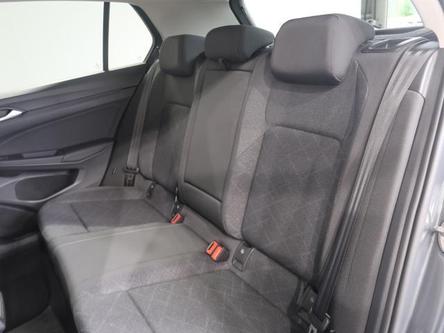 シートは適度な硬さによって長時間の運転でも疲れにくいと定評があります。国産車とは全く違った座り心地ですが、長年培われた欧州の椅子文化をご体感ください。