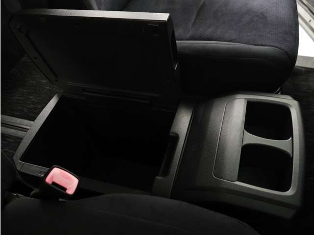 【センターコンソール】ドリンクホルダーと物置テーブルを備え、下部に大容量の収納BOXを完備！
