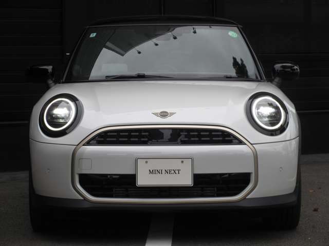 新しくなったMINIのフロントマスクです。六角形のヘキサゴンから八角形のオクタゴングリルに変更され、すっきりとした印象になりました。