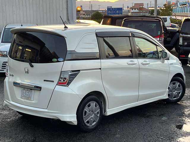 荷室はリアシートを使っても556リッター、倒せば1130リッターもあるのでどう使うかワクワクします♪荷室のフロアボードを反転させるとスロープ状になり、前輪を外さずに自転車を積み込む際などに便利です♪
