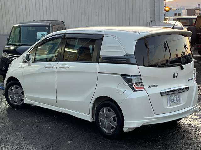 両側スライド、パワスラ＆キーレスで乗り降りやドアの開け閉めもラクラク行えます♪リアガラスはプライバシーガラスとなっており日差しや外からの視線をカットしてくれます♪