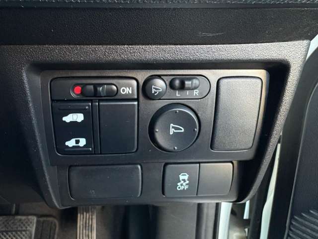パワースライドドアになりますので利便性◎です♪運転席側のスイッチやキーで開け閉めが可能でございます♪狭い駐車場内や小さなお子様でも安心して乗り降りすることが出来ます♪