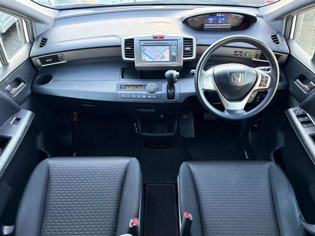 車内はご覧の通り清潔感のある室内でございます♪スイッチ類などもシンプルな操作のしやすいものですので機械が苦手な方でも安心ですね♪もちろん禁煙車なので煙草の匂いや焦げ跡はございません♪