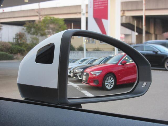 斜め後方から接近する車両を感知しドライバーに注意喚起するサイドアシスト装備。