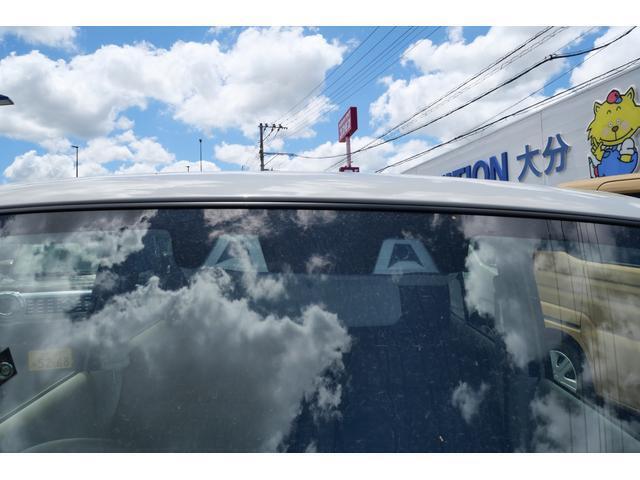 フロントガラス上部には安全機能のデュアルカメラブレーキサポートが付いています！2つのカメラで人間の目のような働きで夜間の歩行者感知もできる仕組みです。衝突被害軽減ブレーキや踏間違い防止を手助けします！
