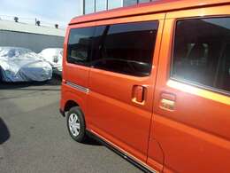 外装には目立つようなヘコミ、ガリ傷も無く、修復歴（板金塗装歴もございません）も無い良好な状態が維持されております！