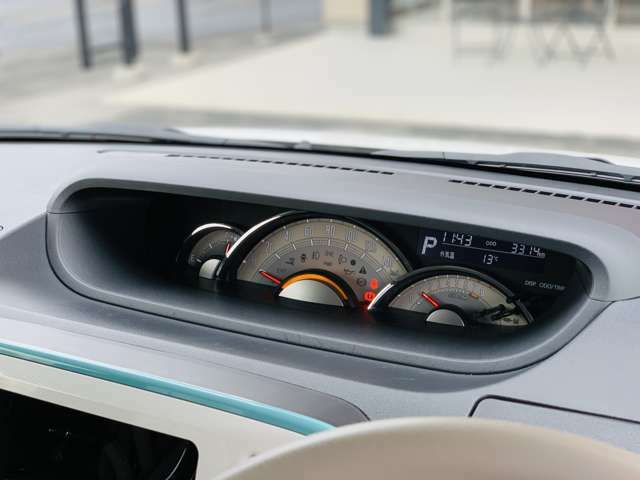 燃費計や航続可能距離計などの便利情報を表示できるディスプレイ付きのメーターです。