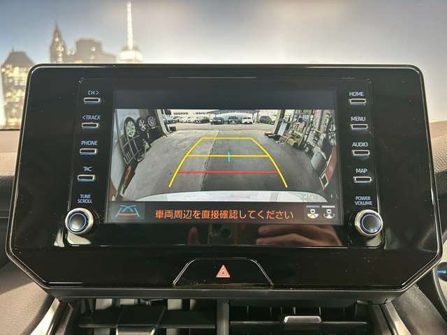 【バックカメラ】運転席から画面上で安全確認ができます。駐車が苦手な方にもオススメな便利機能です。