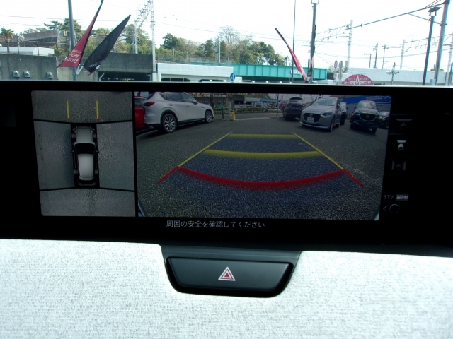 【360度モニター】クルマの前後左右に備えたカメラを活用し、トップビュー・フロントビュー・リアビュー・左右サイドビューの映像をセンターディスプレイに表示し、確認しづらいエリアの安全確認をサポート！