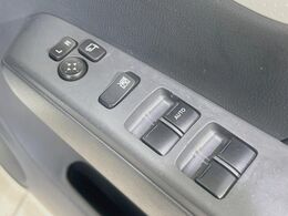 【電動格納ミラー】サイドミラーは電動格納式となっており、狭い駐車場でもキズがつくリスクを抑えられます。