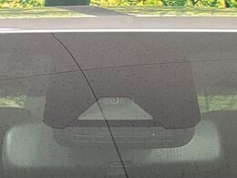 【プリクラッシュセーフティ】前方の車両等を検知し、衝突しそうな時は警報で注意を促し、ブレーキを踏む力をサポート。ブレーキを踏めなかった場合は衝突被害軽減ブレーキが作動、衝突回避をサポートします。