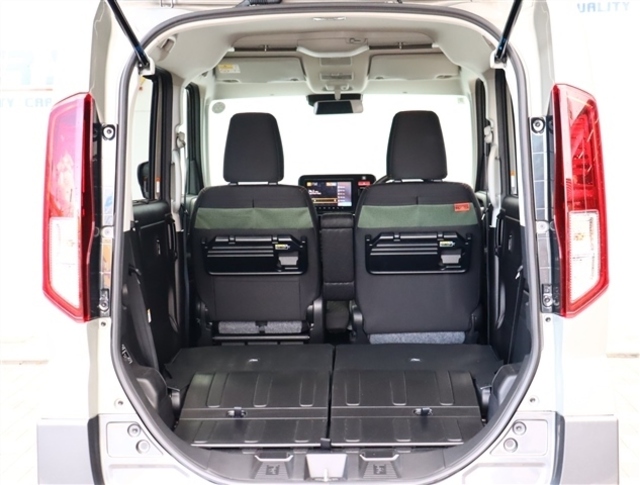 『1台』のお車に対して、3名体制で日々議論を重ね仕入れを行っております。