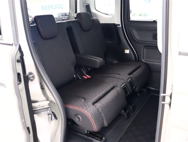 お車選びをお楽しみ頂けるよう、在庫車の展示スペースを十分に確保しております。