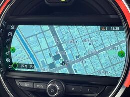 ●純正ナビ:一体感のあるナビは、高級感ある車内を演出してくれます。Bluetooth再生などオーディオ機能も充実しておりますので、運転もより楽しめます♪