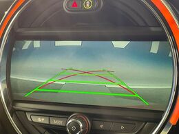●ガイドライン付きバックカメラ：不安な駐車もこれで安心！ガイドライン付きなので狭い箇所での駐車もラクラクです！