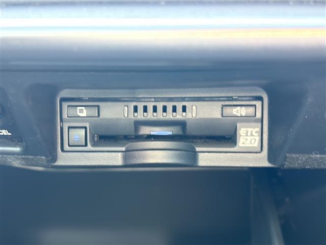 【ETC】有料道路を利用する際に料金所で停止することなく通過できる、ETC車載器（ノンストップ自動料金収受システム機器）が装備されています。セットアップを行うことで利用可能になります。