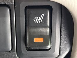 【シートヒーター】寒い日に重宝するシートヒーター！エアコンより早く温まってくれるので寒がりの人も安心ですね♪エアコンの温風は乾燥するから苦手、という方にもをおすすめです。